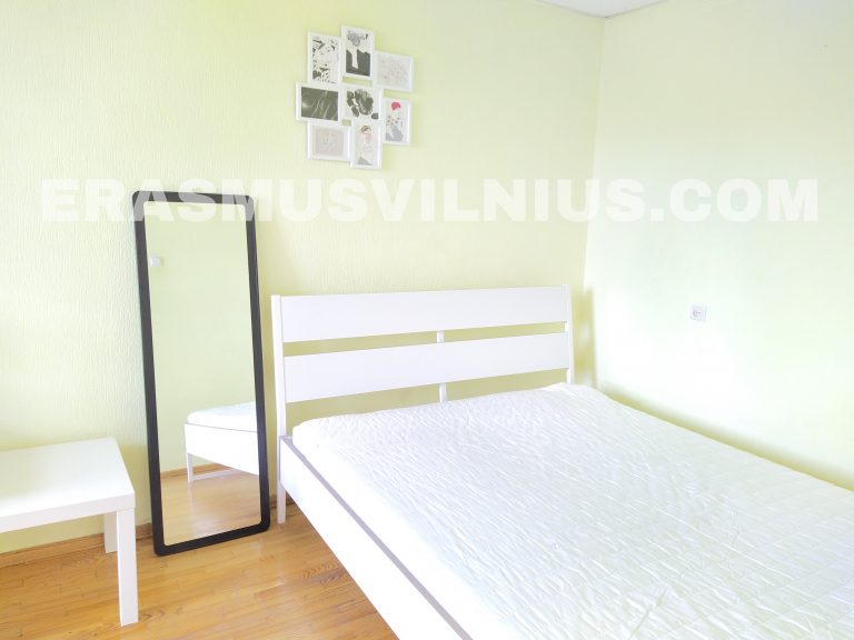 Chambre avec vue sur la ville et lit king size dans l'Appart. 3