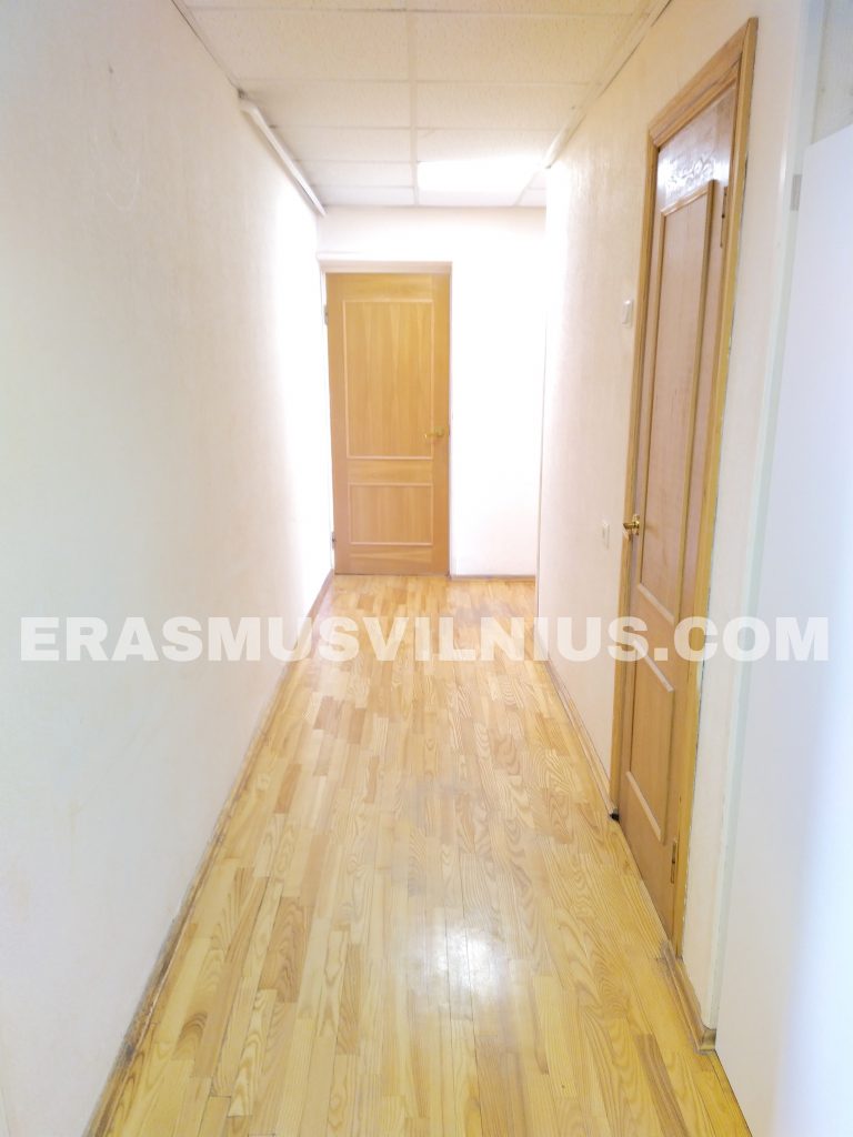 Cuisine entièrement équipée avec réfrigérateur, four et plaques électriques dans le logement étudiant Erasmus à Vilnius